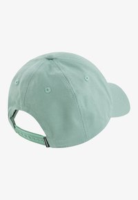 Mentolzaļš beisbola cepure ar noapaļotu kroņa daļu, mīkstu audumu, sešu panelu konstrukciju un regulējamu aizdari ar snapback stiprinājumu.