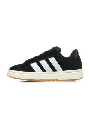 Sneaker in suede nero con tre strisce bianche, suola in gomma e colletto imbottito. Presenta una parte anteriore testurizzata e lacci piatti neri.