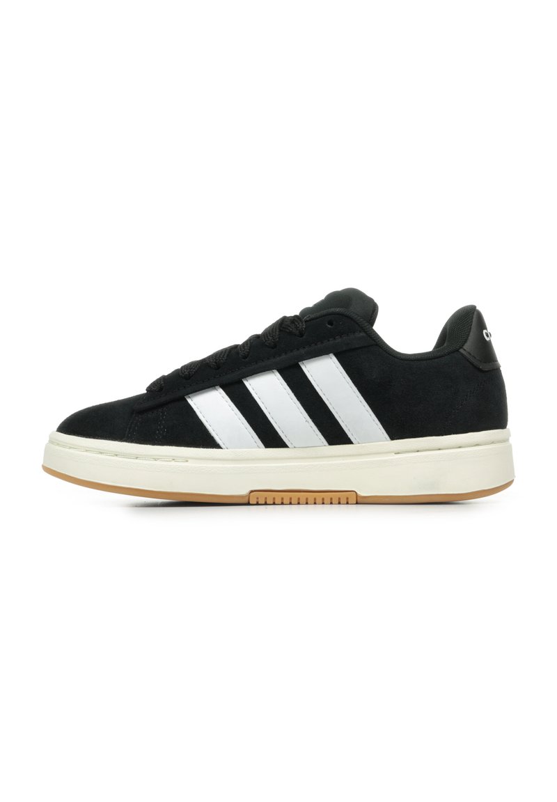 Czarne zamszowe sneakersy z trzema białymi paskami, gumową podeszwą i wyściółką kołnierza. Posiadają teksturowany przód i płaskie czarne sznurówki.