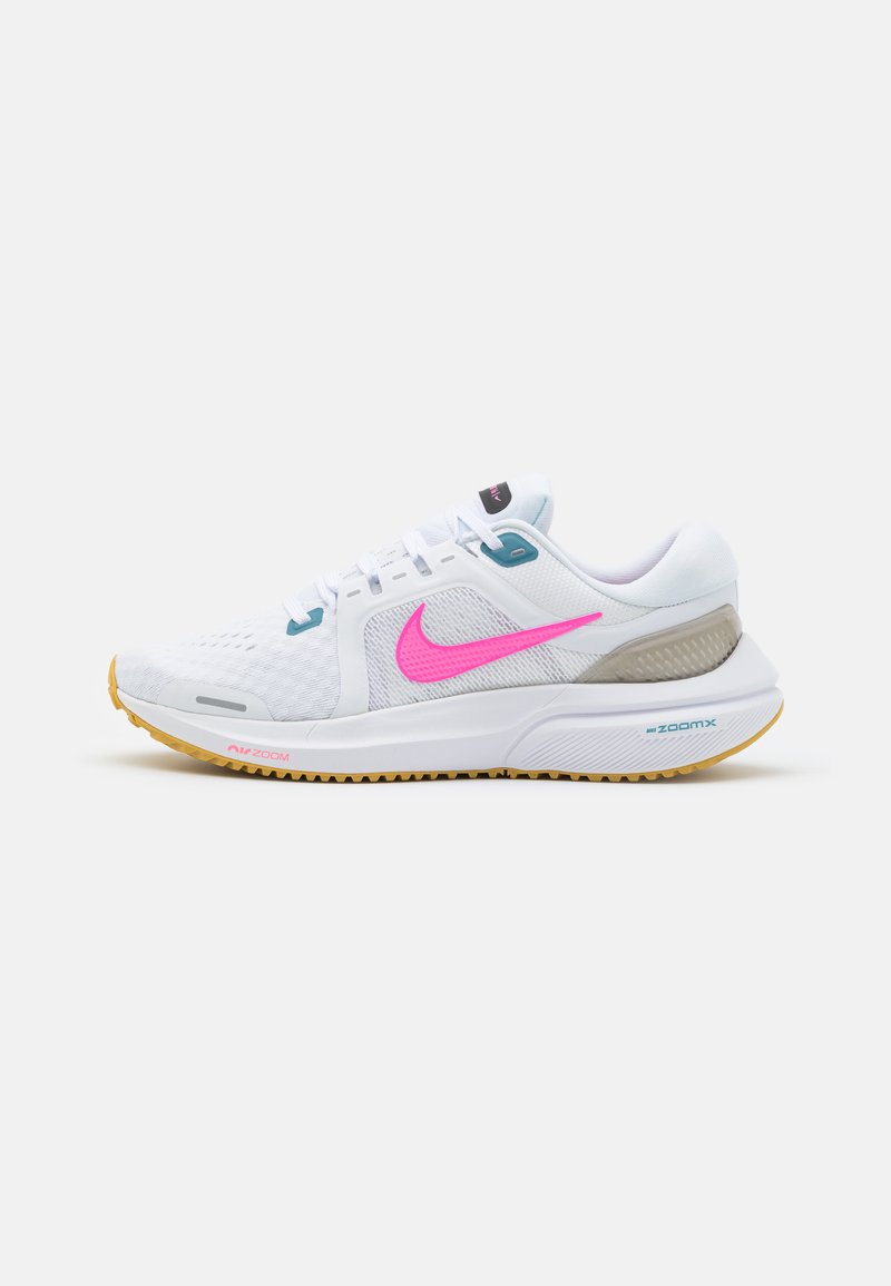 Scarpa da ginnastica bianca con una tomaia testurizzata, swoosh Nike rosa e dettagli azzurri. Presenta una suola imbottita e un battistrada in gomma per una migliore aderenza.