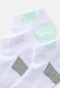 Drei Paar Knöchelsocken in Weiß, mit pastellfarbenen Akzenten in Grün, Lavendel und Grau, mit strukturierten Mustern und Logodetails.