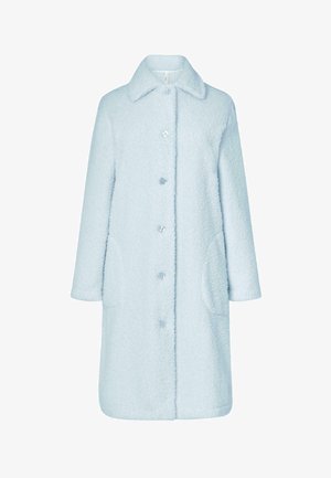 Abrigo largo azul claro, hecho de un tejido texturizado con un acabado esponjoso. Presenta un cuello, cierre frontal con botones y dos bolsillos laterales.