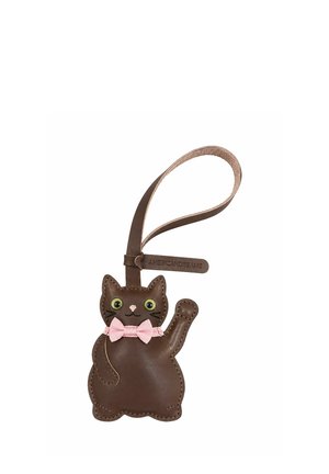 Porte-clés en cuir marron en forme de chat avec des yeux verts, un nœud papillon rose et une patte levée, attaché à une lanière en cuir en forme de boucle.