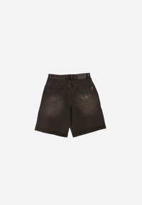 Shorts en denim noir avec une taille mi-haute, un design à cinq poches et une texture légèrement délavée, ornés d'une étiquette de marque à l'arrière de la taille.