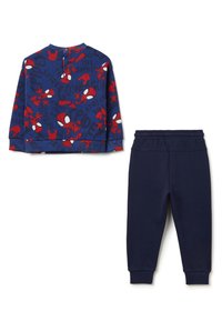 Twee-delig pyjama set bestaande uit een lange mouw top met een blauwe achtergrond en rode Spider-Man graphics, gecombineerd met marineblauwe elastische broek.