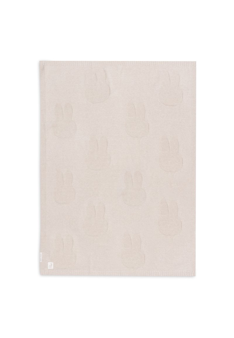 Beige deken met een textuurpatroon van konijnen vormen. Zacht materiaal met een geribbelde rand voor extra detail. Geschikt voor warmte en decoratie.
