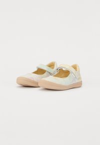 Scarpe Mary Jane in colori pastello con una finitura testurizzata, una cinghia con gancio e velcro, e una suola flessibile color beige. Design leggero per facilitare l'uso.