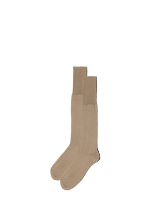 Paar beige kniehohe Socken mit einfarbiger und glatter Textur, vor weißem Hintergrund dargestellt.