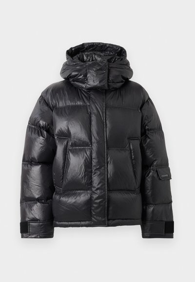Svart glansig pufferjacka med hög krage och huva, framfickor och justerbara kardborreband på ärmarna.