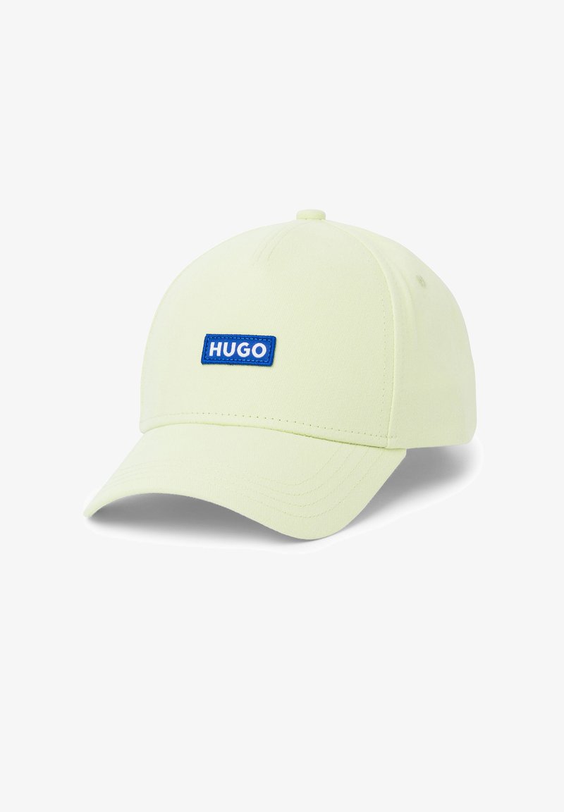 Hellgrüner Baseballcap aus Stoff mit einem gebogenen Schirm. Verfügt über ein blaues rechteckiges Patch mit dem "HUGO"-Logo in weißer Schrift.