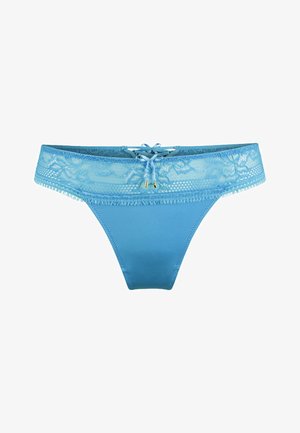 String bleu clair avec une finition en dentelle à la taille, doté d'un nœud en ruban et d'un délicat frangement tout autour, texture de tissu lisse.