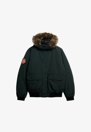 Donkergroene geïsoleerde jas met een afneembare capuchon met bontkraag, twee steekzakken aan de voorkant, elastische manchetten en een detail op de borst.