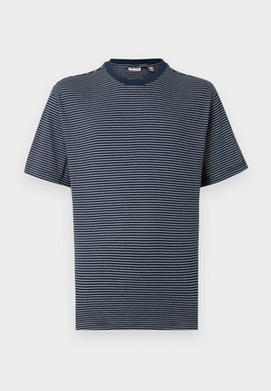 Laivastonsininen lyhythihainen t-paita, jossa on ohuet valkoiset vaakaraitoja ja pyöreä pääntie, yksinkertaisella taustalla.