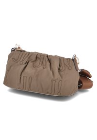 Borsa a mano in tessuto quilted marrone con il logo "J!" impresso su tutta la superficie, hardware argentato e una tracolla regolabile per una portabilità versatile.