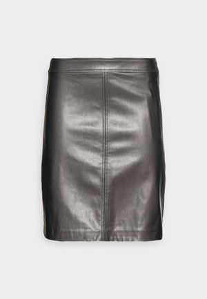 Mini-jupe en cuir noir avec une texture lisse, présentant un design simple, une coupe droite et des détails de couture minimaux.