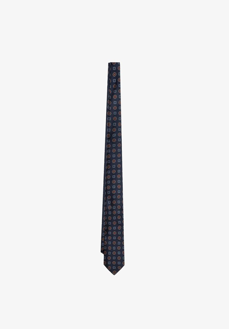 Corbata azul marino con patrones geométricos repetidos en rojo y blanco. Textura suave, longitud estándar y punta puntiaguda.