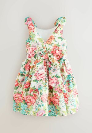Kwiecista sukienka bez rękawów we wzory różowych, pomarańczowych i niebieskich kwiatów, z dużą kokardą w talii i falbankami na ramiączkach.