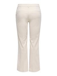 Pantalon beige à jambes droites avec deux poches passepoilées arrière et passants pour ceinture, vu de dos sur fond blanc.