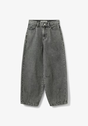 Laza, fekete farmernadrág magas derékkal, öt zsebbel és gombos záródással. Jellemzője a látható varrás és az ankle-nél lévő cipzár.