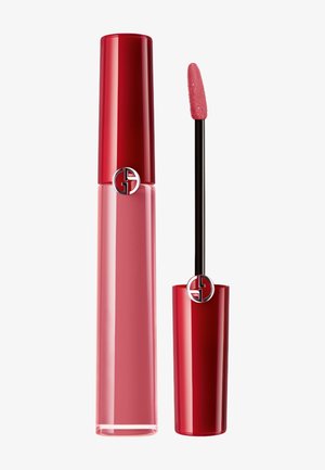 Lippenbalsam in einer transparenten pinken Tube mit einem gl�änzenden roten Deckel. Schwarzer Applikatorstab mit einer weichen pinken Spitze. Logo auf dem Deckel.