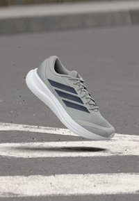 Επιλέχθηκε, grey two/dark blue/core black