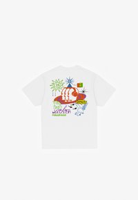 Hvid T-shirt med farverige grafiske prints på ryggen, herunder solmotiver, abstrakte designs og tekst i forskellige skrifttyper og farver.