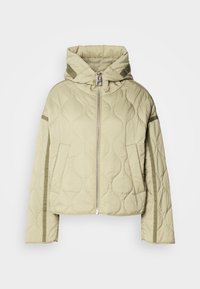 Veste matelassée vert olive avec capuche, fermeture éclair sur le devant et poches latérales. Présente des vagues texturées et des accents rayés contrastants sur les manches.