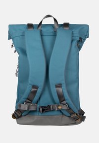 Turkusowy plecak z rolowanym zamknięciem i szarym dnem, z wyściełanymi paskami na ramiona, górnym uchwytem, bocznymi zamkami i regulowanymi zapięciami na klamry. Wykonany z trwałego materiału tekstylnego.