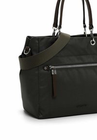 Bolsa de nailon negra con acentos de cuero marrón, doble asa corta y una correa de hombro ajustable y desmontable. Cuenta con un bolsillo frontal con cremallera.