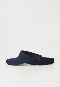 Marineblå visirhette laget av teksturert stoff med en fleksibel, justerbar stropp bak. Bred bremmedesign for solbeskyttelse.