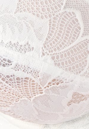 Witte kant stof met ingewikkelde bloempatronen en een zachte, delicate textuur, met een lichte glans en semi-doorzichtige uitstraling.