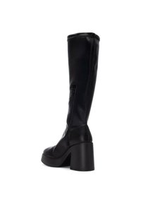 Botas negras hasta la rodilla, de cuero suave, con tacón cuadrado y cremallera lateral para el cierre. El diseño es moderno y elegante.