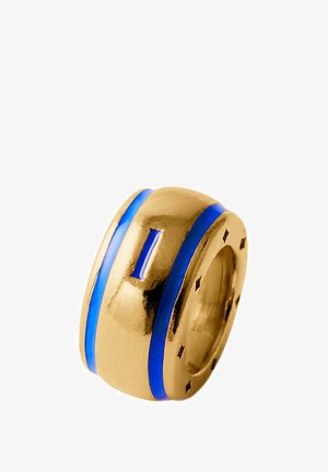 Anillo de oro con un acabado liso y pulido, que presenta dos franjas de esmalte azul y un acento rectangular azul. Diseño redondeado y sustancial.