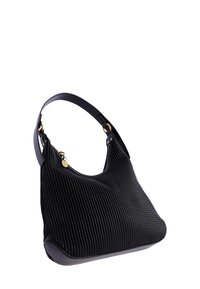 Bolso negro texturizado con forma de hobo, que presenta una correa de cuero suave y detalles de hardware dorado. Base contorneada para mayor estabilidad.