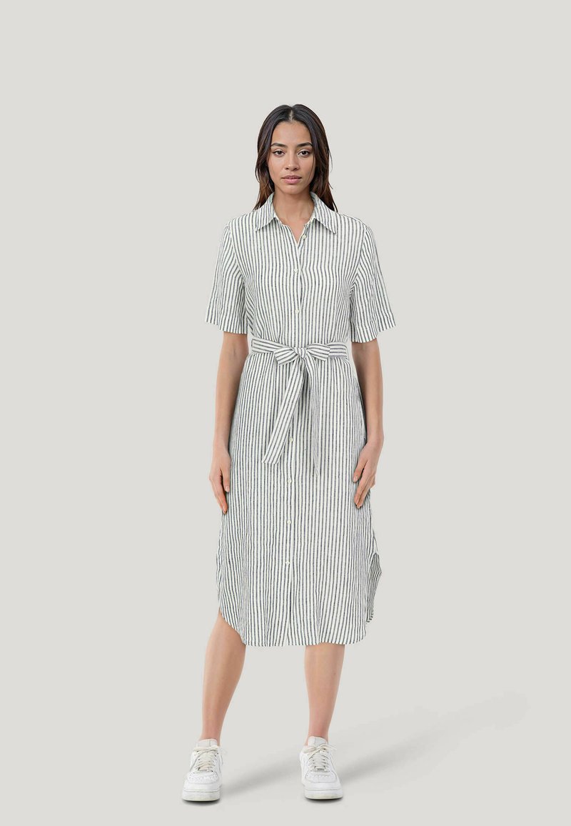 Vestito a camicia a righe in bianco e verde, con vita afferrata da una cintura, maniche corte e spacchi laterali. Realizzato in tessuto leggero.