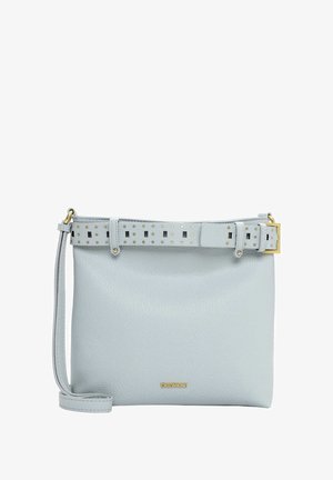 Sac à main en cuir bleu clair avec une finition texturée. Il présente une ceinture décorative blanche avec des accents dorés et une petite plaque logo au bas.