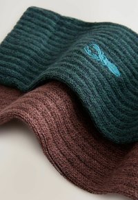 Gestrickter Schal aus dunkelgrünem und braunem strukturiertem Stoff, mit einem dezenten blauen Stickdetail. Rechteckige Form mit gewellten Lagen.