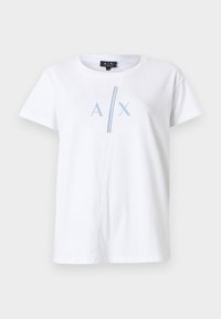 Λευκό βαμβακερό μπλουζάκι με κοντά μανίκια, με μπλε γραφικό "A X" και κάθετη μπλε ρίγα. Κλασικό στρογγυλό λαιμόκοψη.