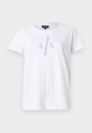 Hvit bomulls-t-skjorte med korte ermer, med en blå "A X"-grafikk og en vertikal blå stripedetalj. Klassisk rund hals.