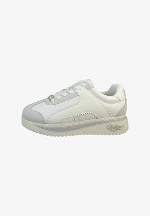 Valge sneaker, millel on siledast nahast ja sametist pealne. Omab paksu tallat ja õmblusdetaili. Seal on lamedad paelad ja logo külje peal.