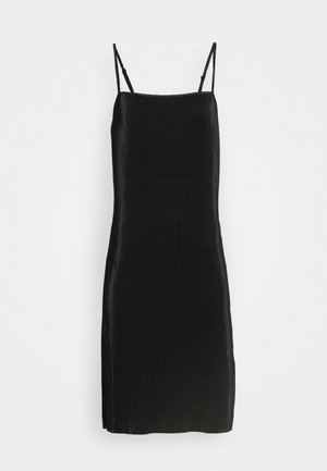 Vestido midi negro acanalado con finos tirantes ajustables estilo espagueti y escote cuadrado, mostrado sobre un fondo blanco liso.