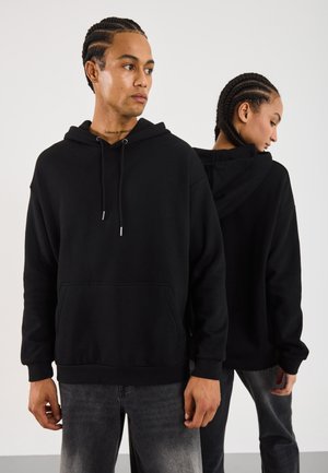 Svart fleece hettegenser med frontlomme, snøring i hetta, ribbede mansjetter og avslappet passform, vist fra front og bak.