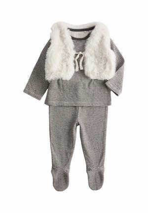 Pasywany body niemowlęce z długim rękawem i spodenkami z zakrytymi stopami oraz biała kamizelka z futerkiem na przodzie, ułożone na płasko na białym tle.
