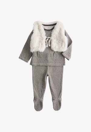 Body rayé à manches longues pour bébé avec pantalon à pieds et gilet en fausse fourrure blanche noué devant, posé à plat sur un fond blanc.