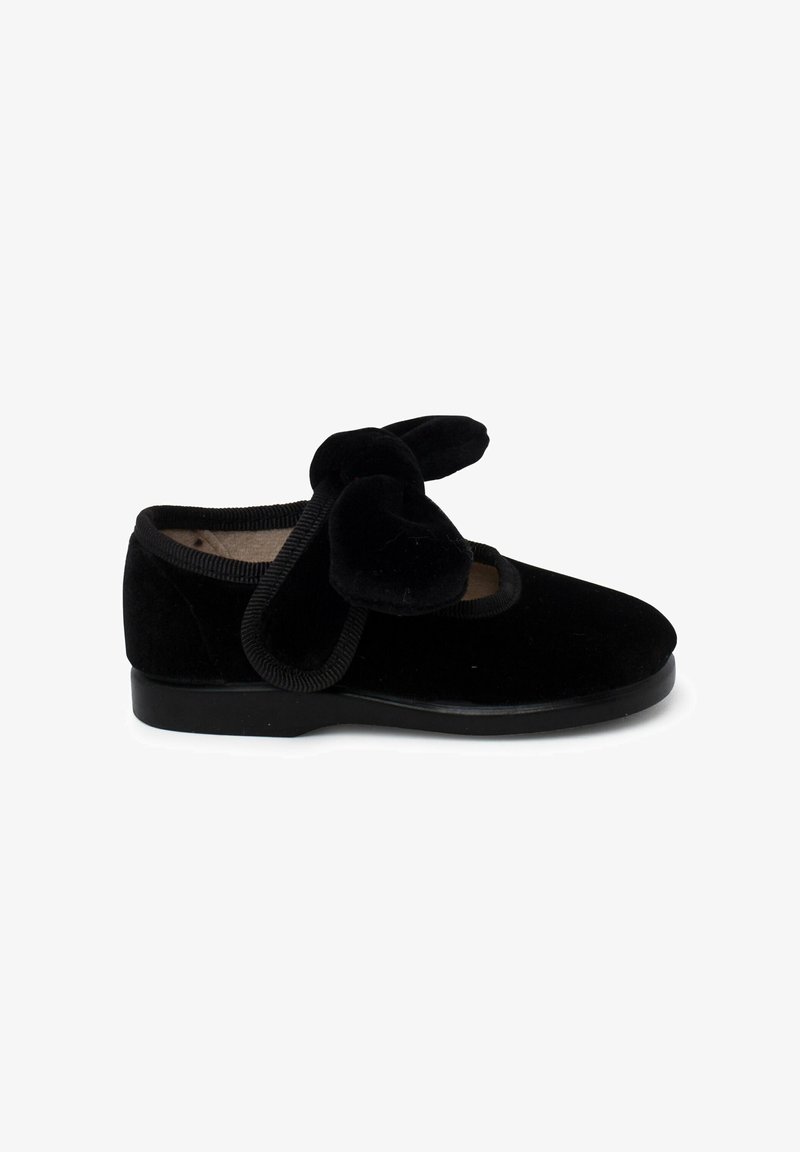 Schwarze Samt-Schuhe mit runder Zehenpartie, Gummisohle und einer dekorativen Schleife auf der Vorderseite. Die abgesetzten Kanten verstärken die weiche Textur.