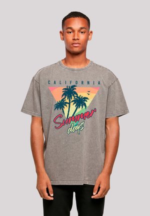 Übergroßes graues T-Shirt aus Baumwolle mit Vintage-Waschung; zeigt eine Grafik von Palmen und "California Summer Days" in lebhaften Farben.