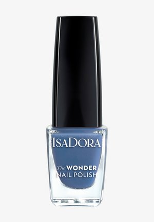 Blå nagellack i en genomskinlig glasflaska med svart lock. Etiketten har vit text: "IsaDora The WONDER NAIL POLISH."