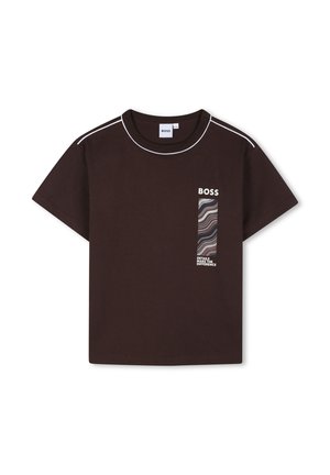 Donkerbruin T-shirt met korte mouwen en witte bies op de schouders en hals, met het "BOSS" logo en een abstract design op de linkerborst.