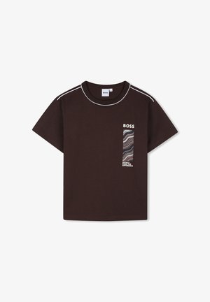Donkerbruin T-shirt met korte mouwen en witte bies op de schouders en hals, met het "BOSS" logo en een abstract design op de linkerborst.