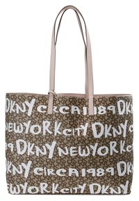 Sac fourre-tout marron avec des anses beige, recouvert de motifs de texte en style graffiti blanc "DKNY", "New York City" et "circa 1989".